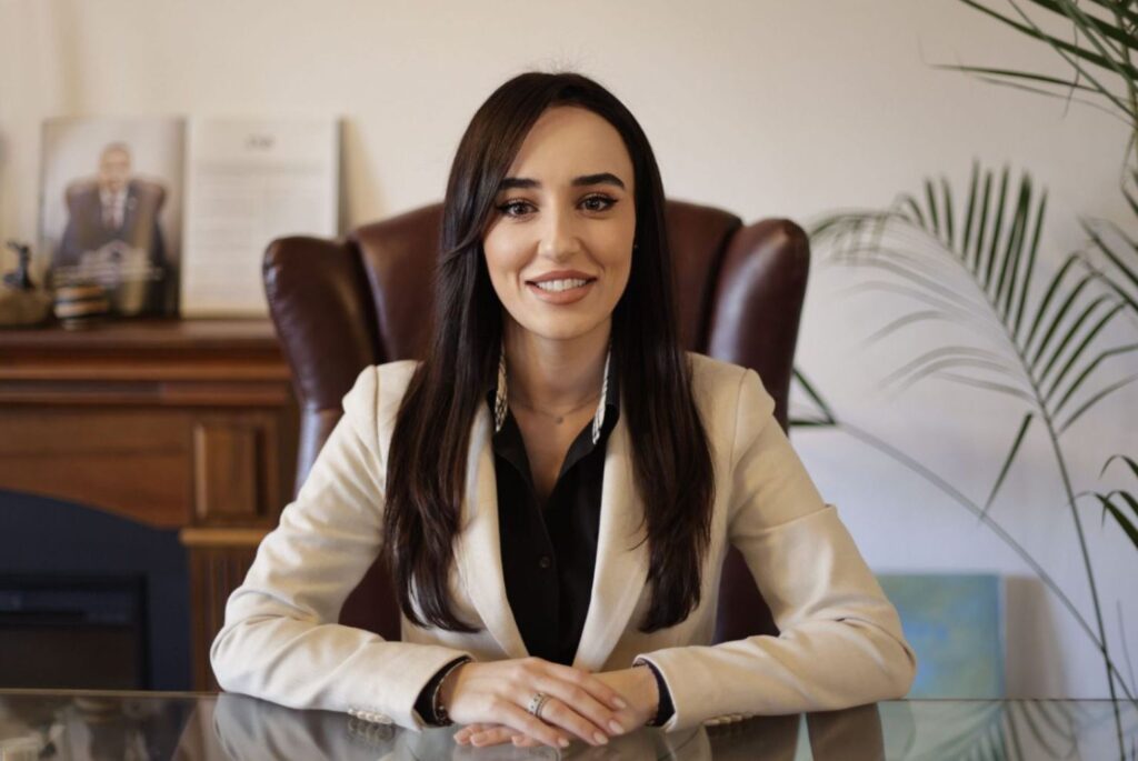 Monica Badea, Director de Vânzări EkoGroup, Colaborare Strălucită cu Câmpulung Chalet pentru Implementarea Serviciului Steaguri Direcționale 10 Monica Badea