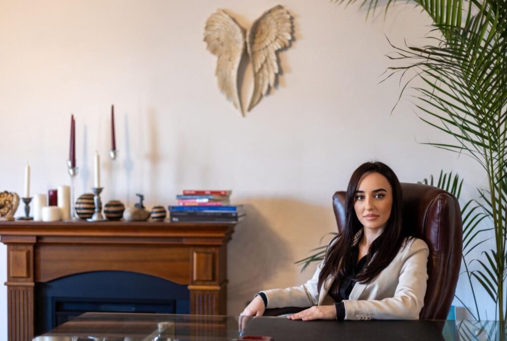 Monica Badea și EkoGroup: Prezența Serviciului de Producție Video Cucultău în Piața Publicității din Steaguri Direcționale 8 Monica Badea