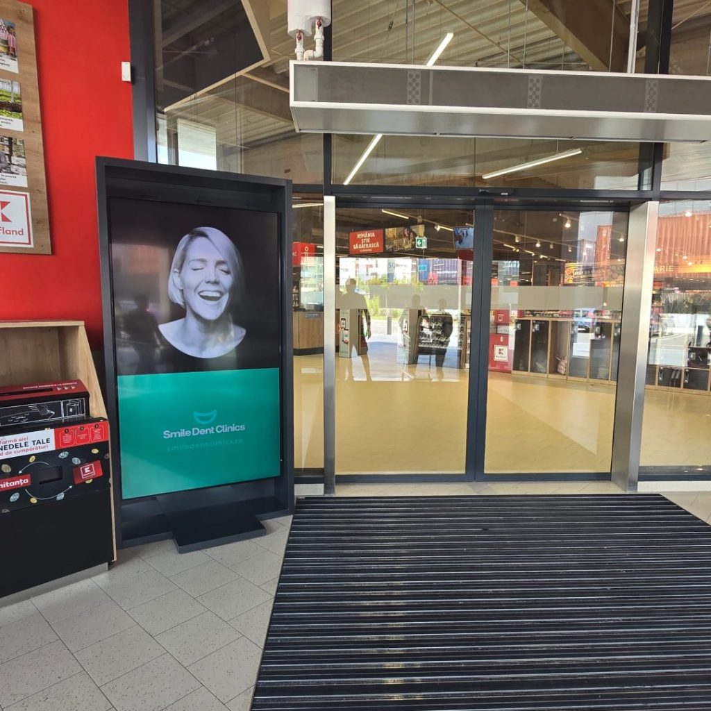 Rețea de Advertising vs. Campanii de Influenceri: Unde Investim Mai Eficient? 1 Reteaua-Digitala-Indoor-DOOH-Sud-Barber-Concept-4
