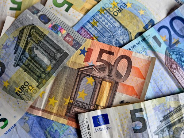 money-bank-notes-euro-notes-stockpack-pixabay.jpg